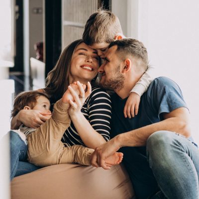 Mujer-feliz-con-su-marido-e-hijos Mujer-feliz-con-su-marido-e-hijos